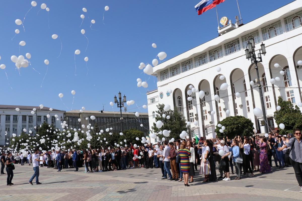 Махачкала население. Махачкала 2021 площадь. Праздник на площади Махачкалы. Праздник выходного дня в Махачкале. Территория Махачкалы.